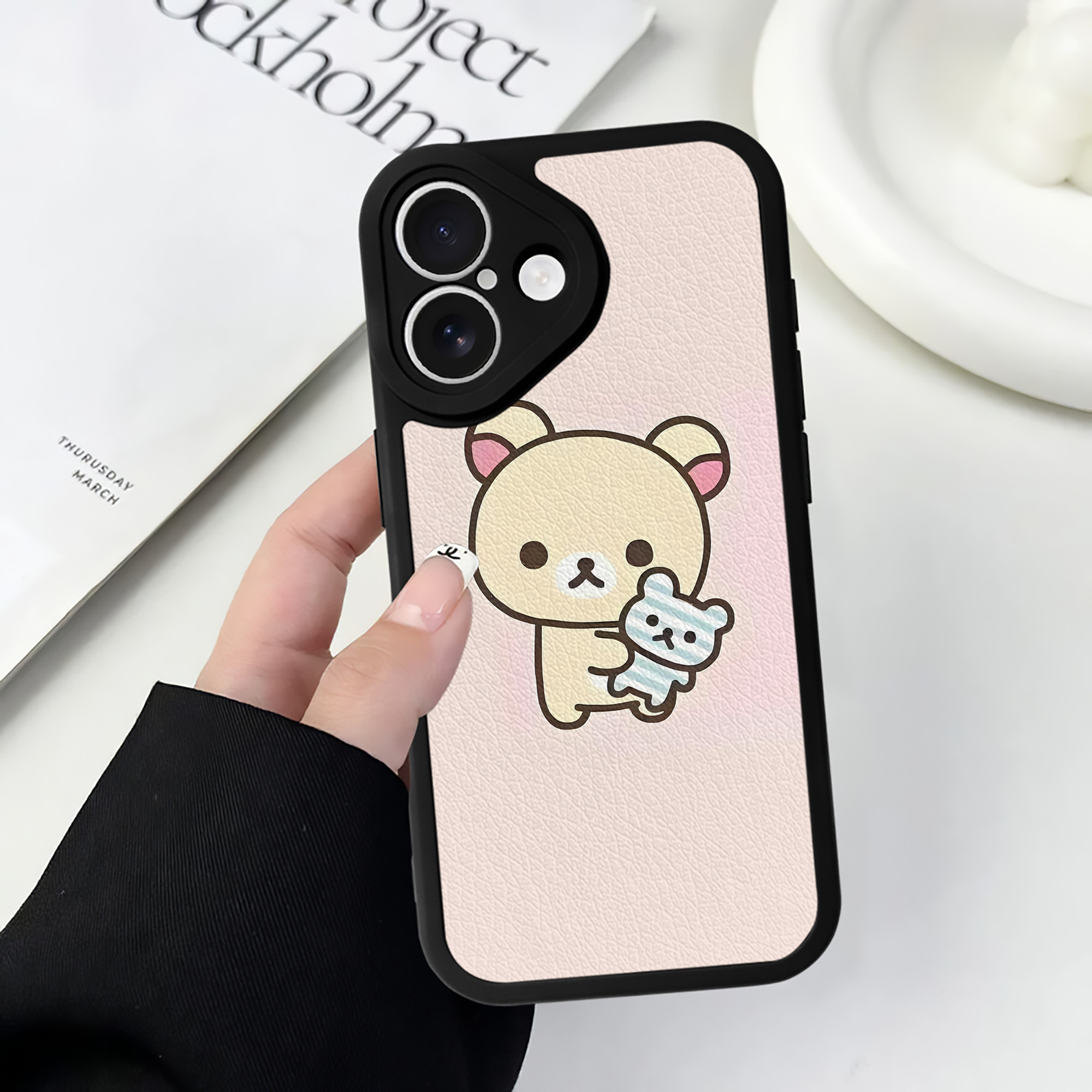 （画像用） リラックマ リラックマ キイロイトリ Rilakkuma Korilakkuma Kiiroitori 【iPhone 16シリーズ対応】シリコンスマホケース（レザー調） 材質：シリコン
